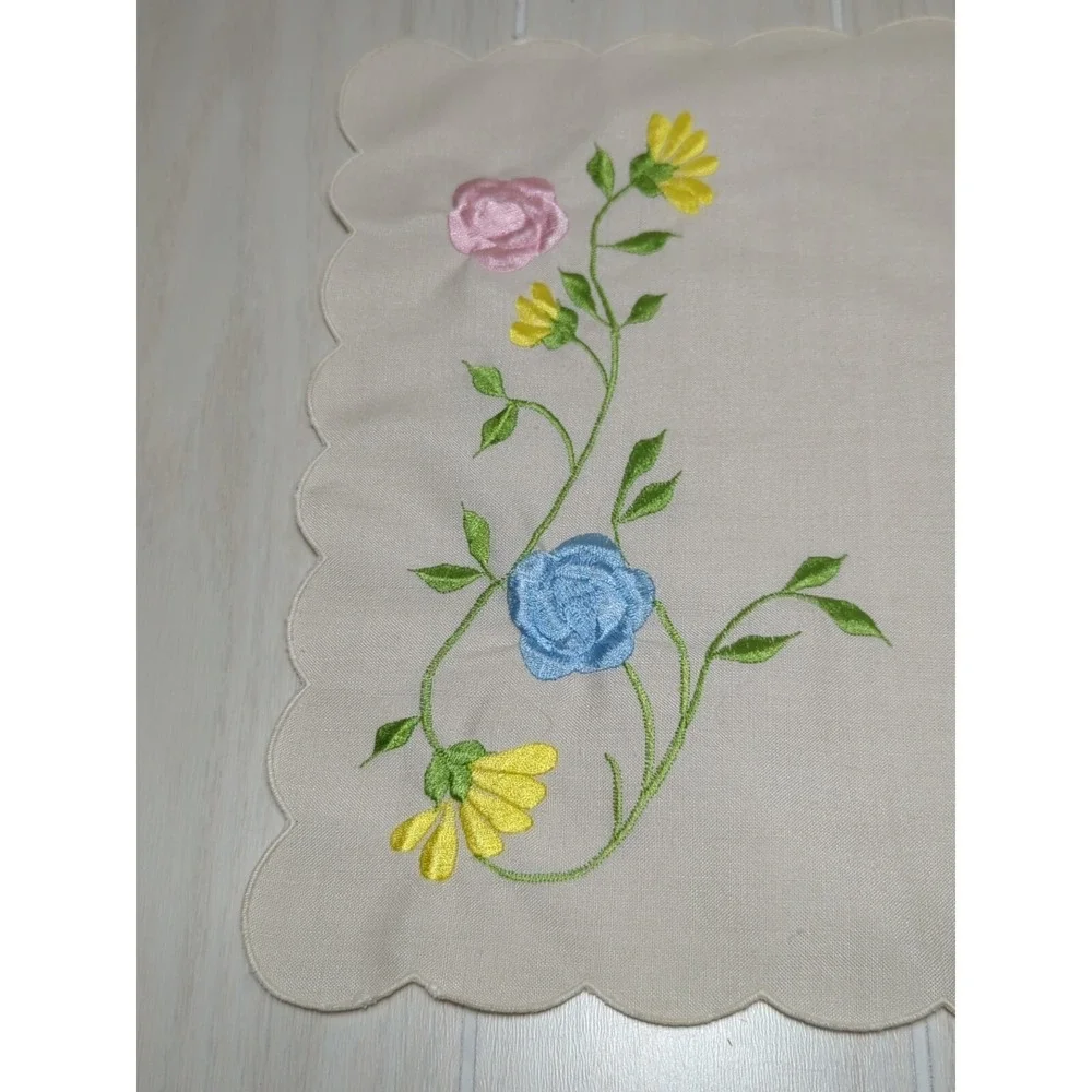 Vintage 6 placemats beige scalloped edge pink blue yellow embroidered flowers